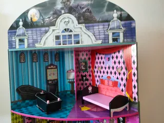 Casa Monster High arredata
