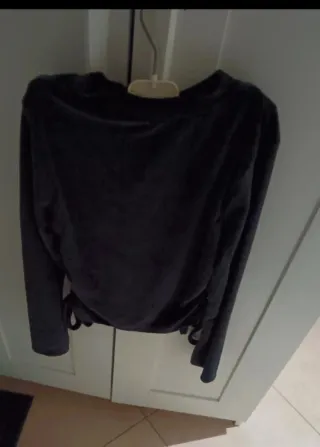 T-shirt nera con coulisse