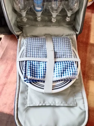 Mochila de camping gris y amarilla