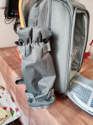 Mochila de camping gris y amarilla