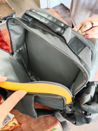 Mochila de camping gris y amarilla