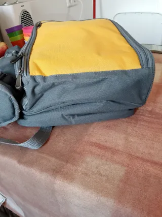 Mochila de camping gris y amarilla