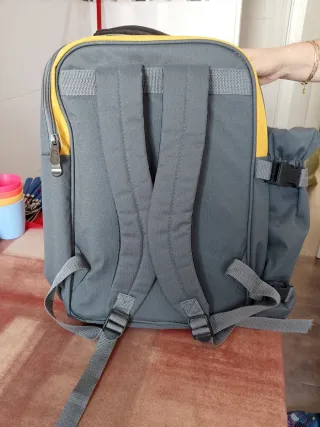 Mochila de camping gris y amarilla