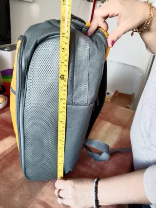 Mochila de camping gris y amarilla