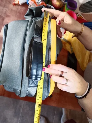 Mochila de camping gris y amarilla