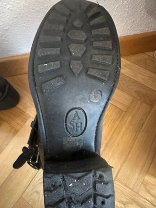 Botines Ash negros tachas y hebillas