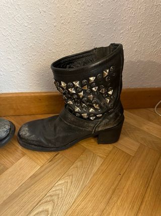 Botines Ash negros tachas y hebillas