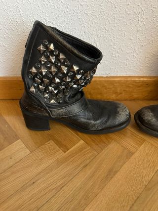 Botines Ash negros tachas y hebillas