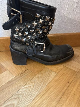 Botines Ash negros tachas y hebillas