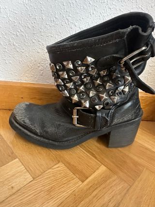 Botines Ash negros tachas y hebillas