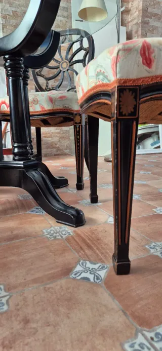 Juego de mesa y sillas