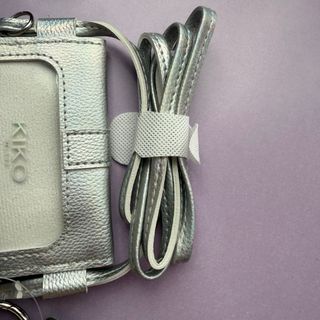 Bolso plateado para móvil