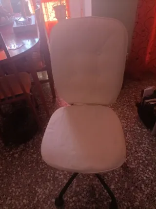 Silla de oficina blanca