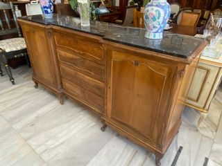 Aparador de madera con tapa de mármol