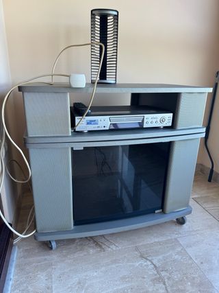 SE REGALA Mueble TV con ruedas y espacio para DVD