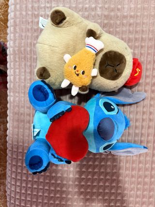 Peluche Stitch con corazón y peluche capibara