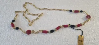 Collar dorado con cuentas rojas y negras