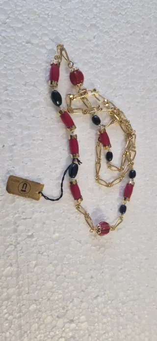Collar dorado con cuentas rojas y negras
