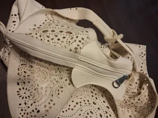 Borsa a spalla traforata beige