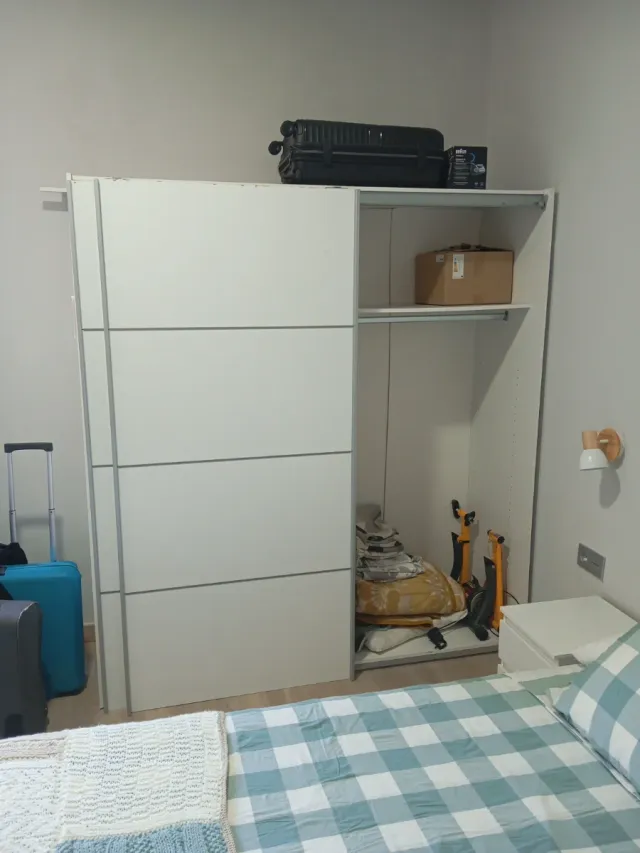 Armario blanco y plateado