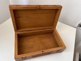 Caja de madera artesanal tallada antigua