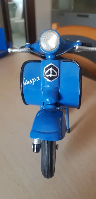Modellino Vespa in metallo blu