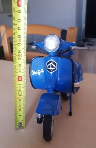 Modellino Vespa in metallo blu