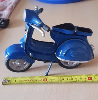 Modellino Vespa in metallo blu