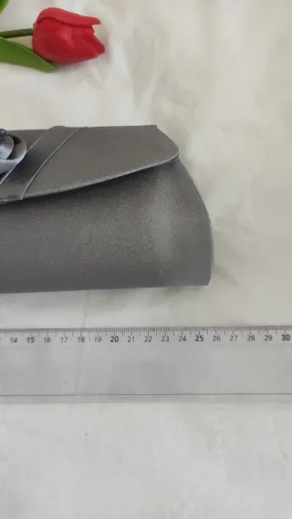 Bolso de fiesta plateado con flor