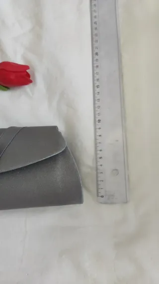 Bolso de fiesta plateado con flor