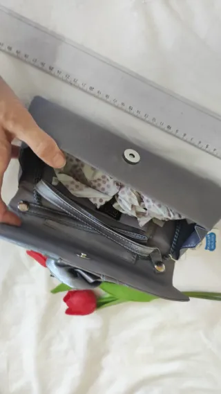 Bolso de fiesta plateado con flor