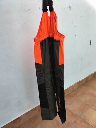 Peto de protección husqvarna para desbrozadora.