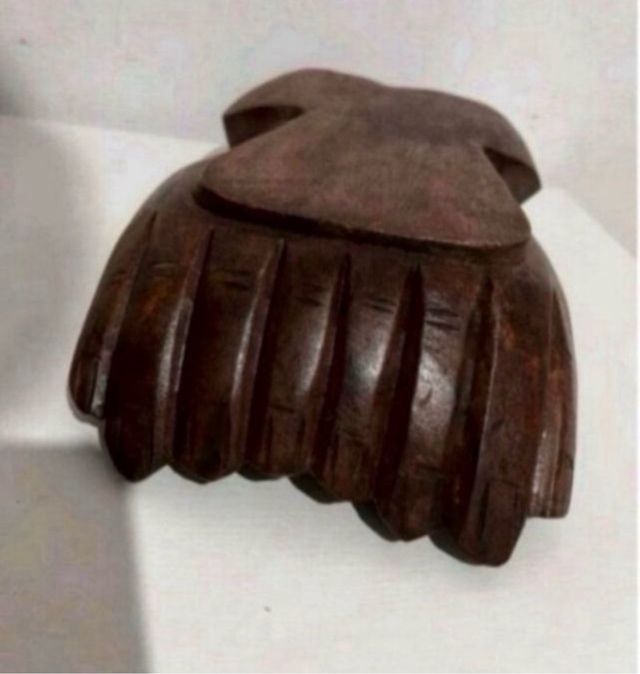 Escultura figura manos de madera vacia bolsillo