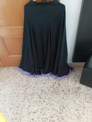 Falda flamenca negra con volantes morados