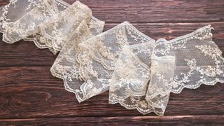 Pizzo floreale beige