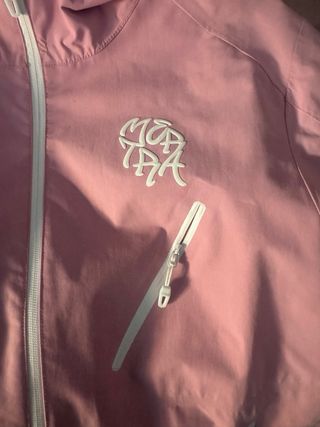 Chaqueta rosa Mertra con capucha