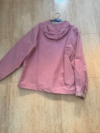 Chaqueta rosa Mertra con capucha
