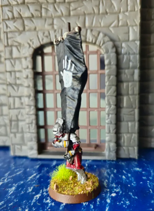 Miniatura ESDLA Portaestandarte Uruk Hai