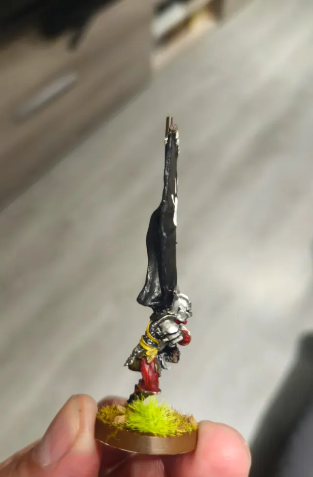 Miniatura ESDLA Portaestandarte Uruk Hai