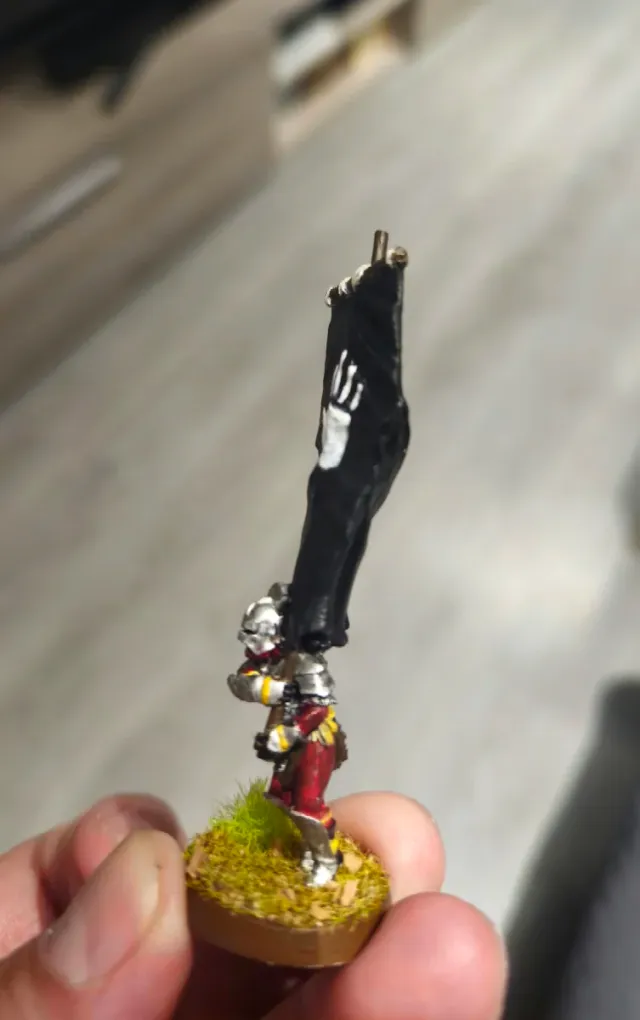 Miniatura ESDLA Portaestandarte Uruk Hai