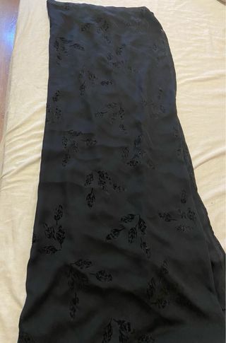 Fular negro con estampado de hojas