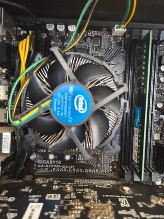 Torre PC Cooler Master Montada a Piezas