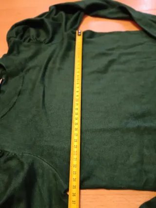 Blusa Stradivarius verde manga abullonada