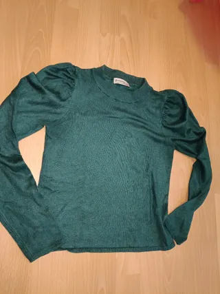 Blusa Stradivarius verde manga abullonada