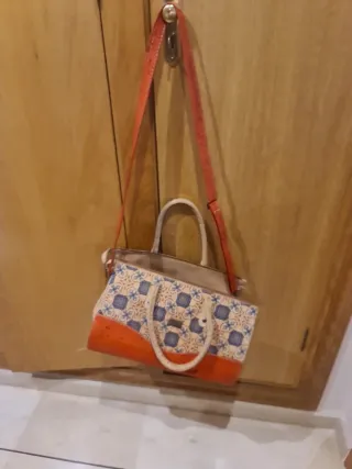Bolso Multicolor con Detalles Naranja