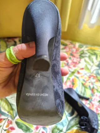 Zapatos de fiesta negros con flor