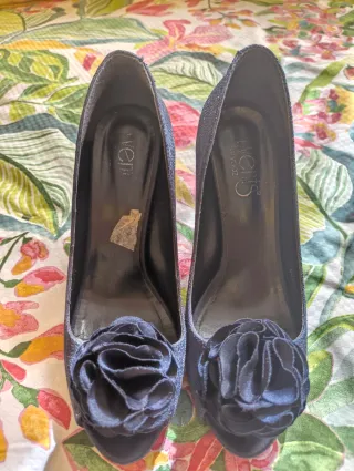 Zapatos de fiesta negros con flor