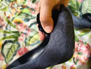 Zapatos de fiesta negros con flor