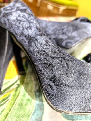 Zapatos de fiesta negros con flor