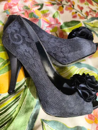 Zapatos de fiesta negros con flor